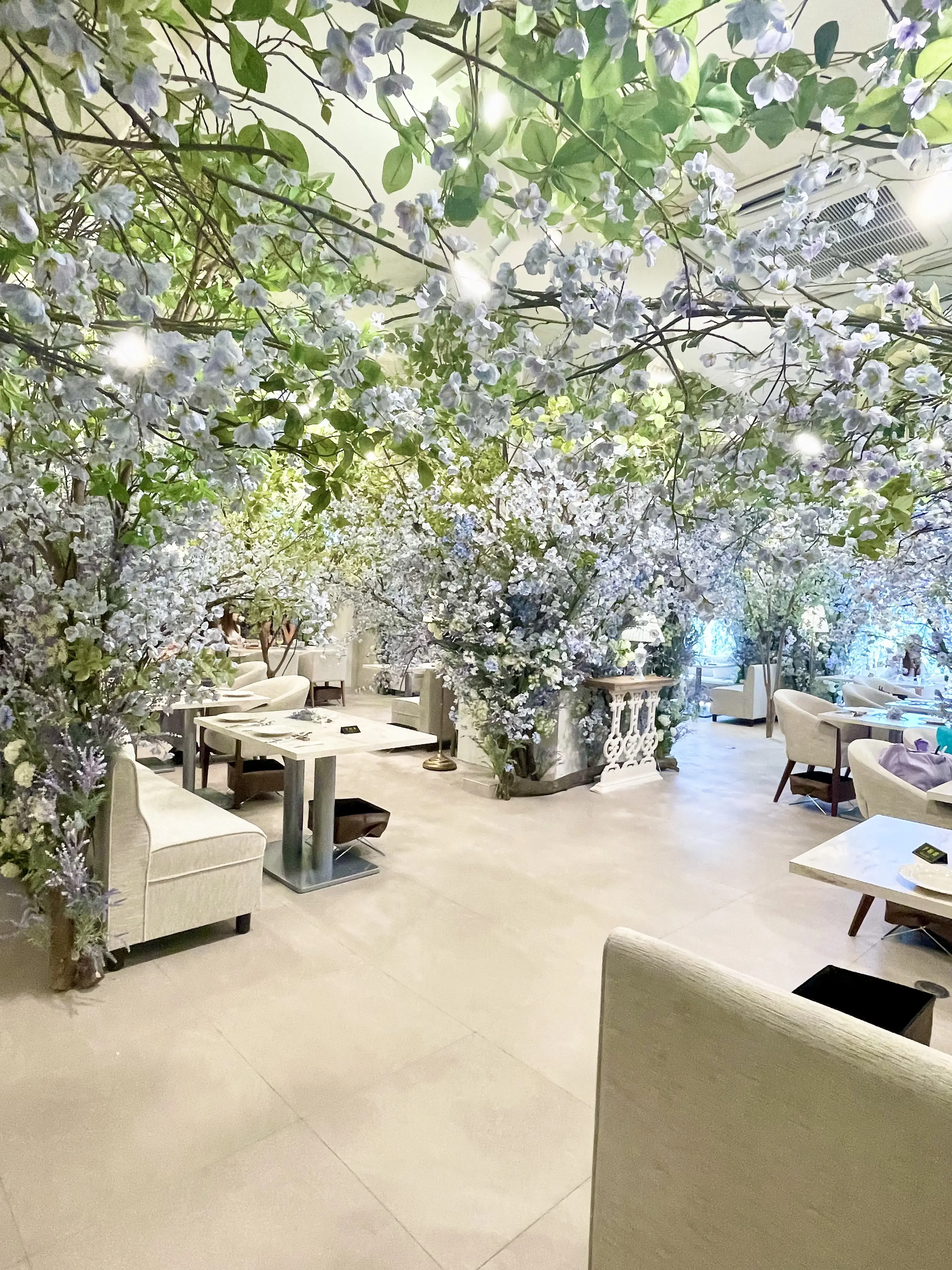 HAUTE COUTURE BRUNCH 、オートクチュールブランチ、外観、ガラス張り、入り口、ラベンダー、期間限定、可愛い、可愛いお店、カフェ、レストラン、オールダイニング、焼きパスタ、マフィオーゼ、トマトソース、フリッター、フライ、ポテト、可愛い、ランチ、女子会、サラダ、フルーツサラダ、オレンジジュース、ピンクグレープジュース、エビ、エビのフリッター、海老、ウサギ、置物、飾り、可愛い、ラベンダー、ラベンダー畑、お花、お花の世界、お花の国、ソファ席、寛ぎ、店内、内装、お花、ラベンダーの世界、アーティフィシャルフラワー、青山、外苑前、