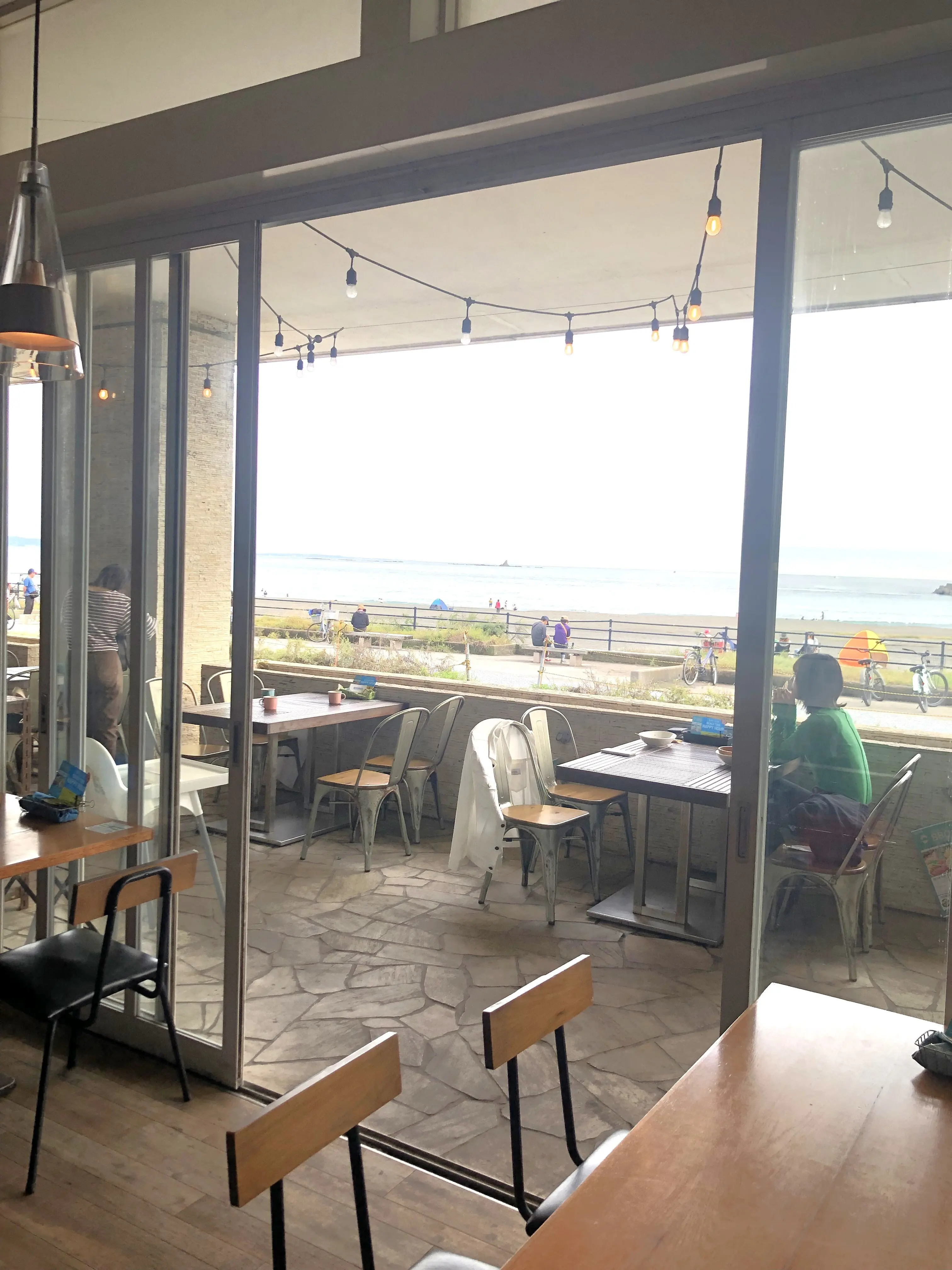カフェ。Southern beach Cafe。サザンビーチカフェ。室内。店内。海が見える席。テラス席。茅ヶ崎。サザンビーチ。