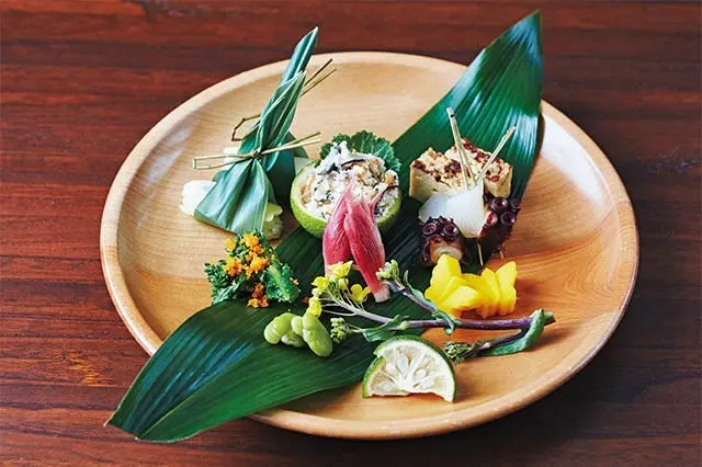 「旬の山菜等の盛り合わせ」は笹の葉で包んだたけのこのお寿司など、そのときの季節感が凝縮されたひと皿