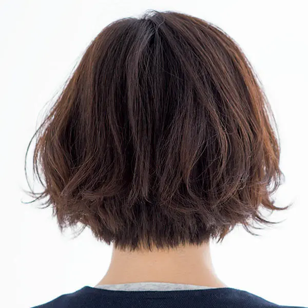 後から見た流し前髪のボブヘアスタイル