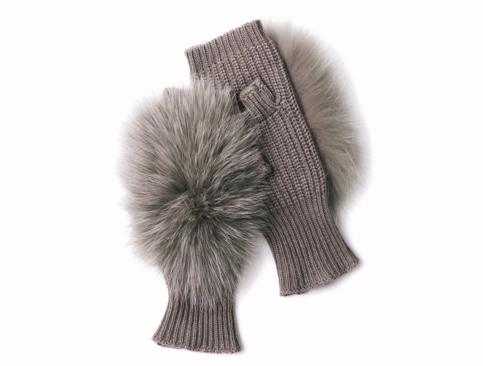 かわいげと防寒を両立する ファーつきグローブ ボリューミーなフォックスファーも、指先が出るデザインなら大人顔に。グローブ￥26,400（参考価格）／アマン（アルポ）