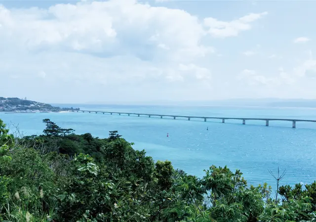 古宇利島へは、ターコイズブルーの遠浅の海を眺めながら、古宇利大橋を渡っていく