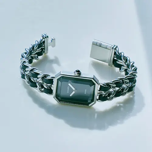 シャネル」のプルミエール ロックで、腕時計に大人だからこその遊び心