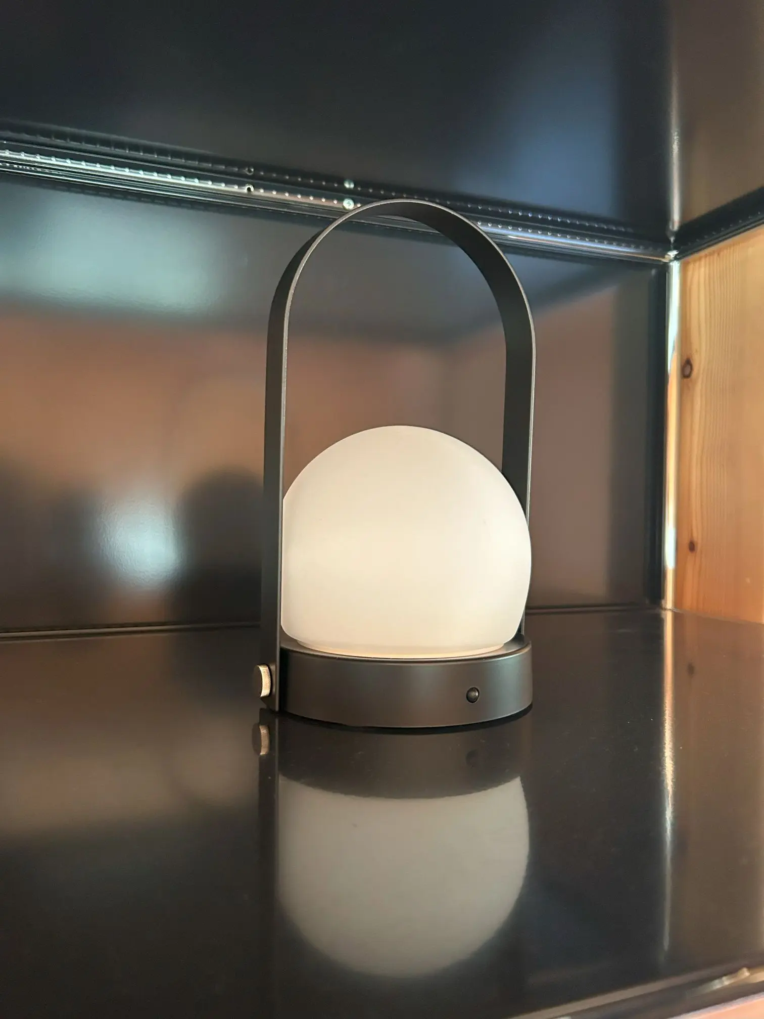 デンマークのデザインユニットAudo CopenhagenのCarrie Table Lamp