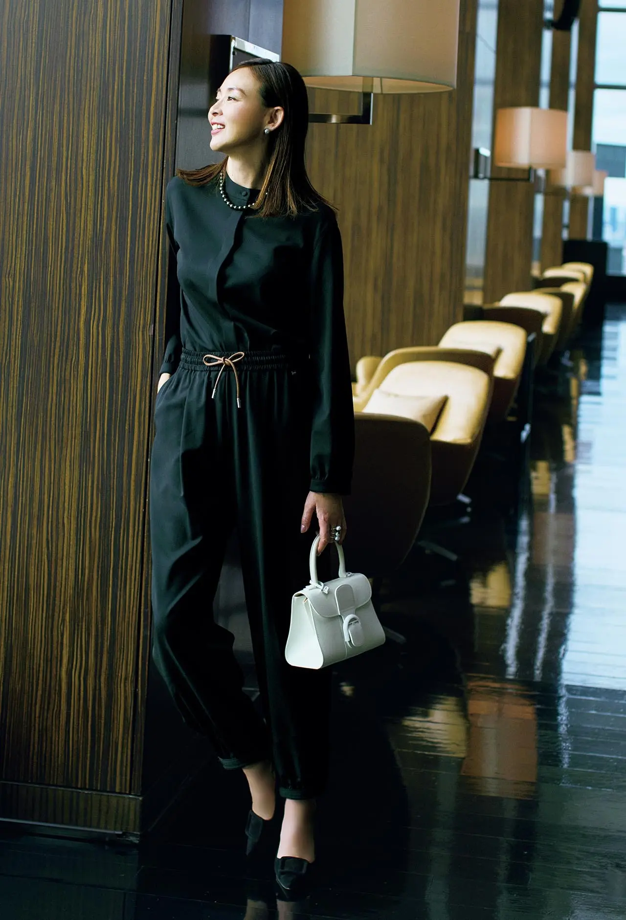 黒のセットアップは モダンなデザインで更新感を