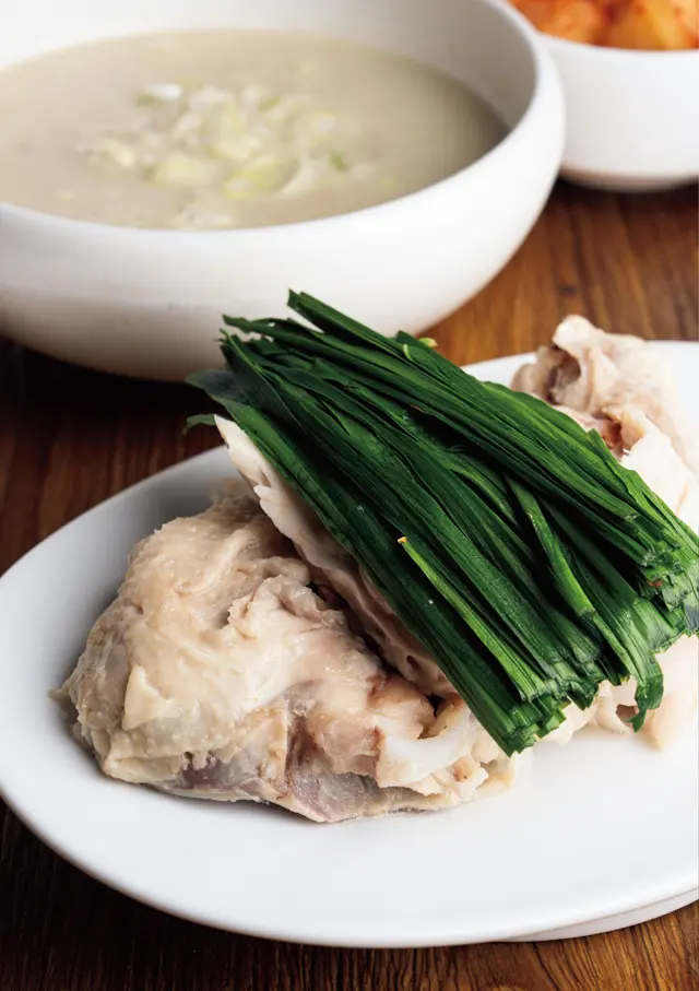 参鶏白飯」W18,000。スープには別添えの山参培養根、義城にんにくをお好みで