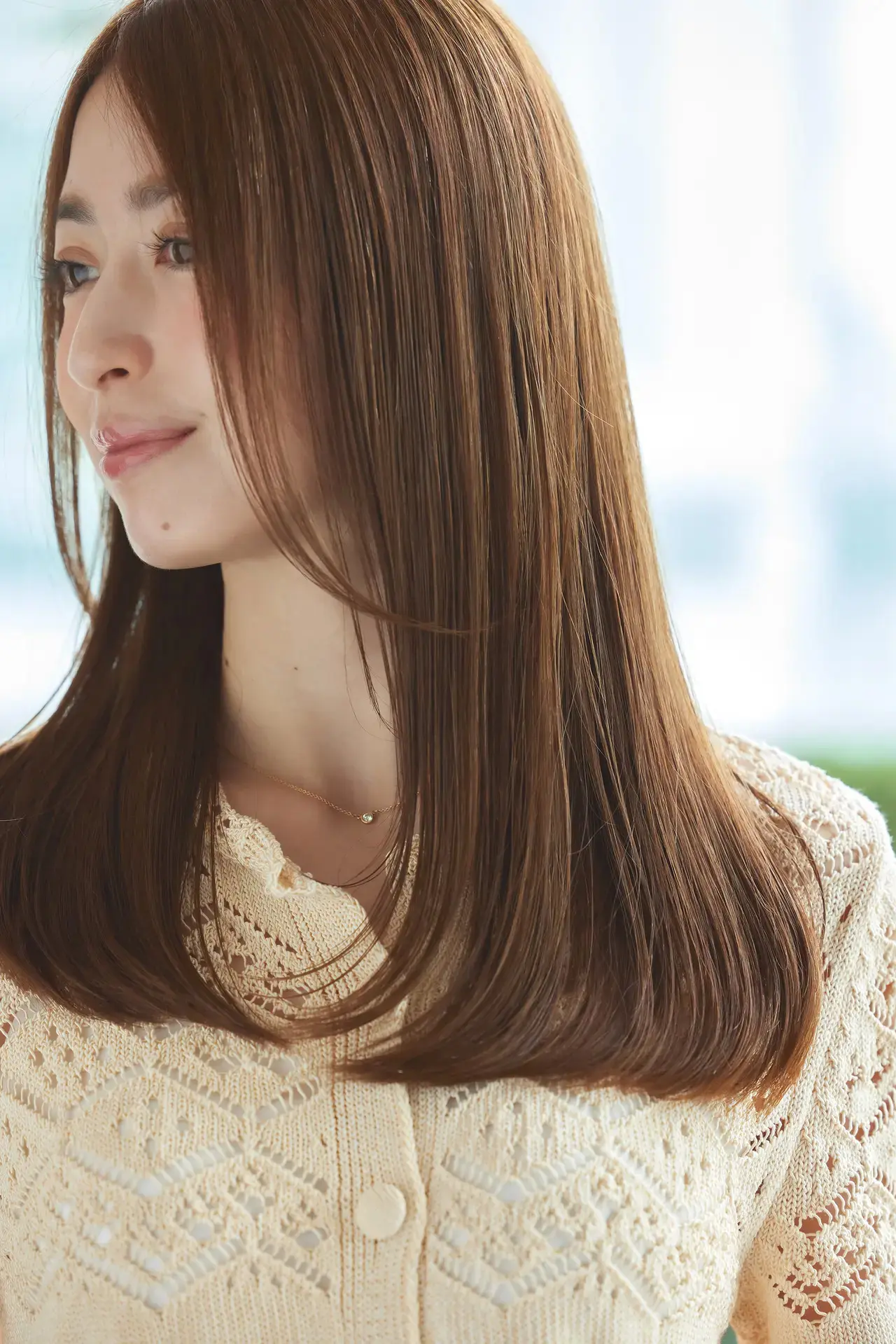 極細のハイライトカラーを味方につけてロングの白髪をおしゃれにカバー！【50代髪型・ヘアスタイル】