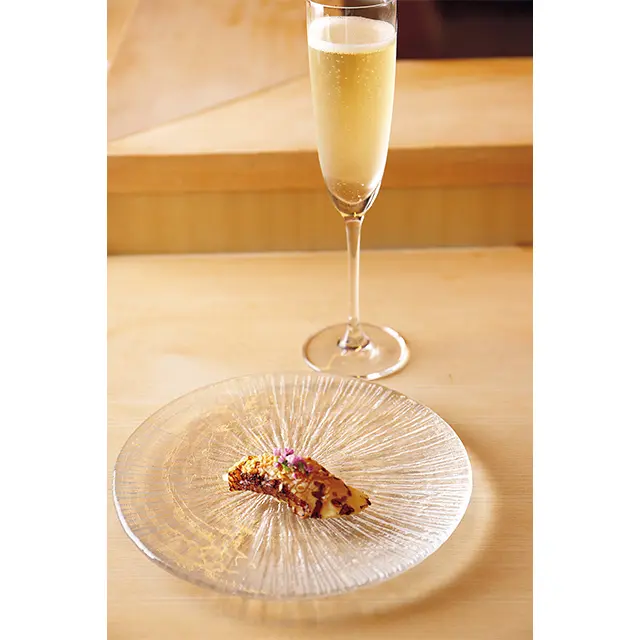 真鯛のごま漬けは、スペインの泡「カ バ」と。繊細な苦味がごまダレとマッチ。ロ ゼワインと合わせても美味
