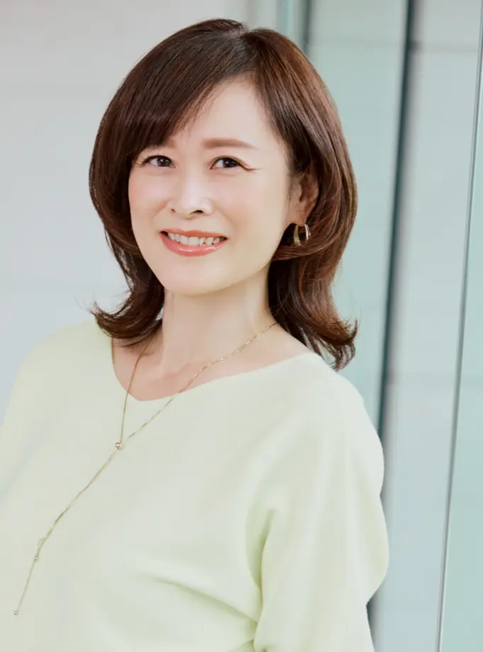 Webエクラ 前から見たミディアムヘアスタイル