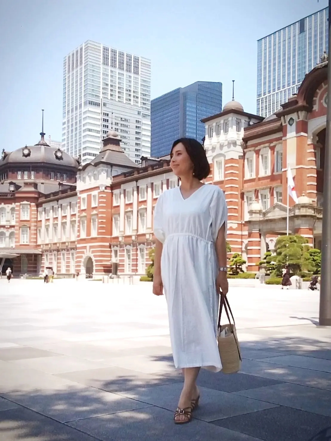 東京駅丸の内広場、40代ファッション、スタイルデリのワンピース