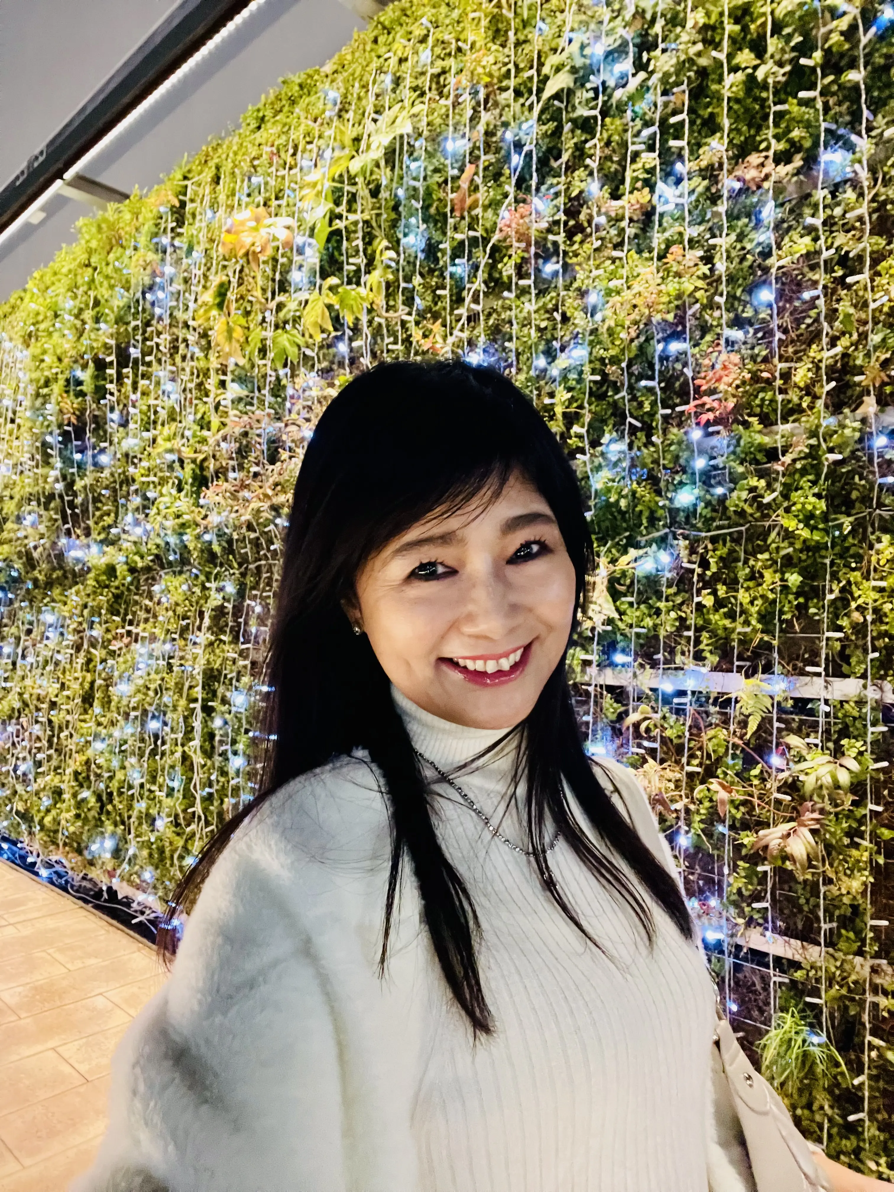 クリスマスイベント、イベント、イルミネーション、点灯式、Emi Terrace、エミテラス、Ground Emio、グランエミオ、ボレロ、ニットジャケット、ニットコート、knit coat、ATELIER N&#039;S 、アトリエエヌズ、アトリエN&#039;s、knit、ニット、poolstudio alloter 、スカート、skirt、MICHEL KLEIN 、ブーツ、MIO NOTIN、シルバー、シルバースカート、シルバーロングスカート、白、白ブーツ、ブーツ、ショートブーツ、白ニット、白タートルネックニット、