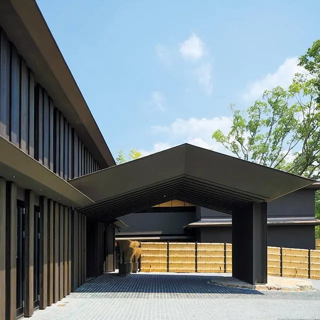 建築設計は隈研吾氏。奈良の景観を継承する意匠や色が取り入れられ、周辺環境とも調和する。