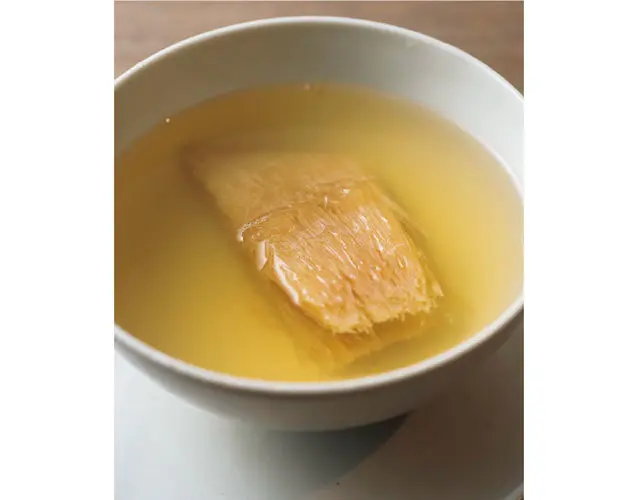 「フカヒレの上湯蒸しスープ」。ふくよかなフカヒレと澄みきった上湯は洗練の極みのようなピュアな味わい