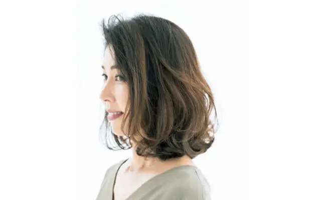 リバース巻きの「ちょいパーマ」で華やかオーラ