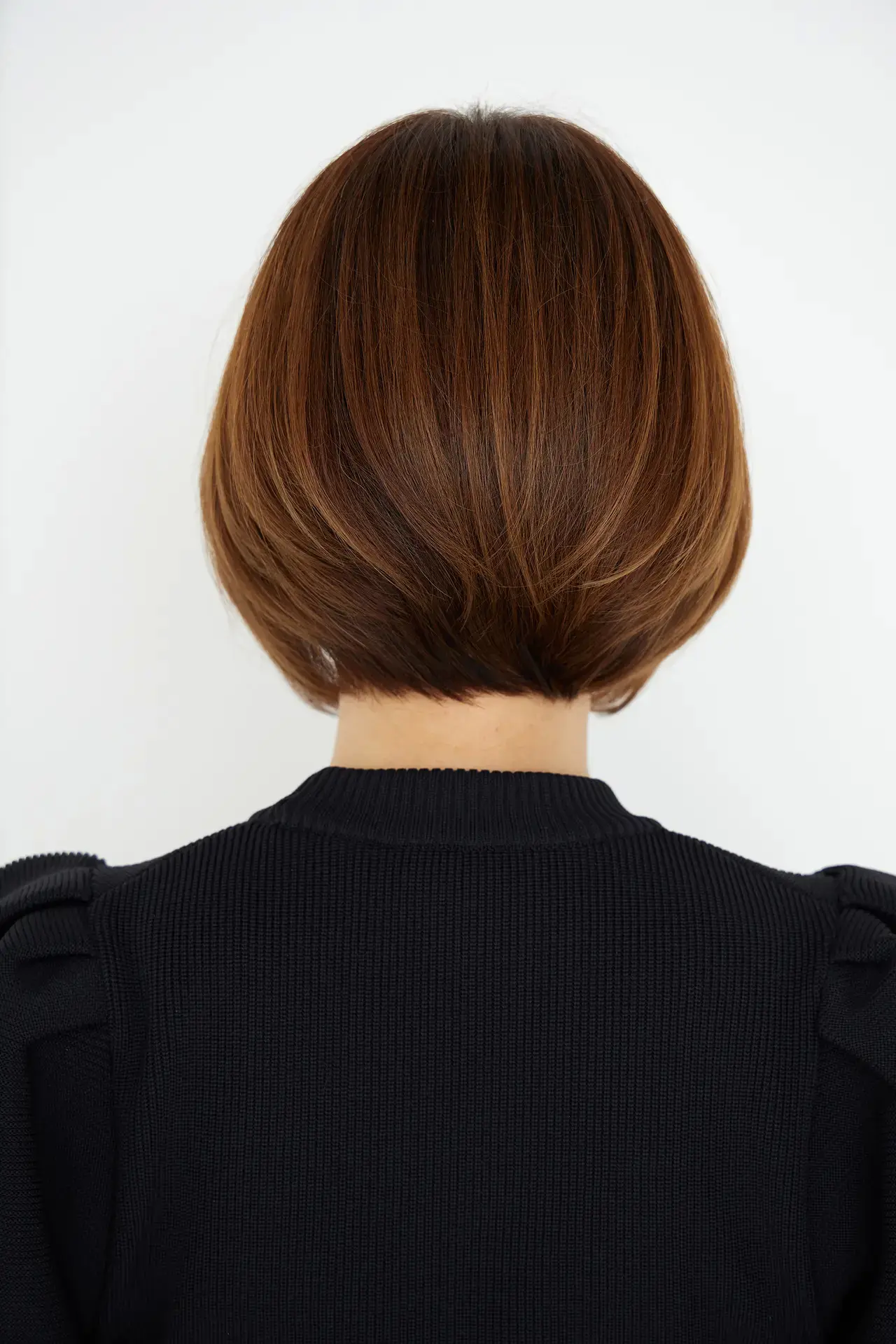 ボリューム感もシルエットも◎。50代のしゃれ見えボブの鍵は、丸みと“盆のくぼ”