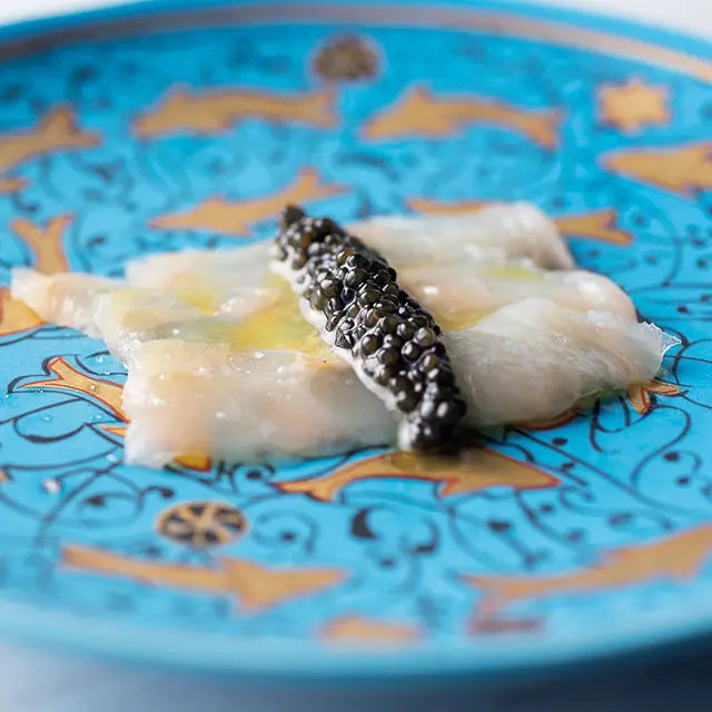 広島産チョウザメのカルパッチョ。塩を当てねっとりとした食感 に仕上げ、キャビアを添えて