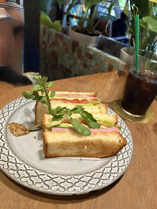「ユニクロの白シャツで楽しむ、京都カフェ時間」_1_7