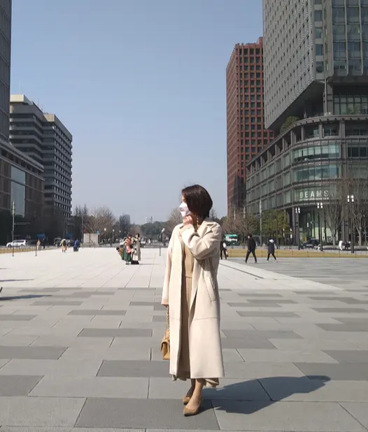 東京駅丸の内中央広場、40代ファッション、春コーデ
