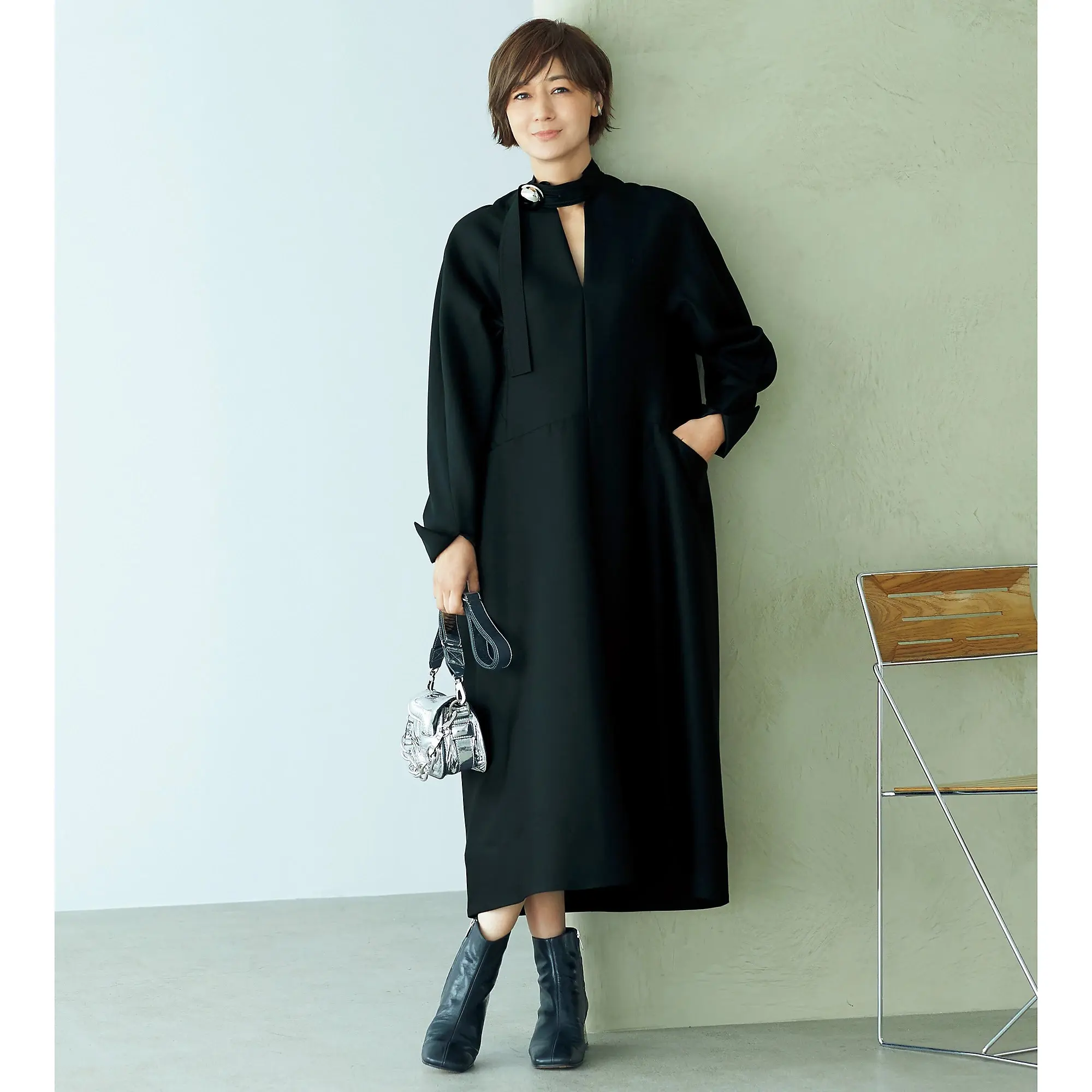 富岡佳子さんが着こなす“優雅な黒アイテム”「HARUNOBUMURATA」のボタンワンピース_1_1