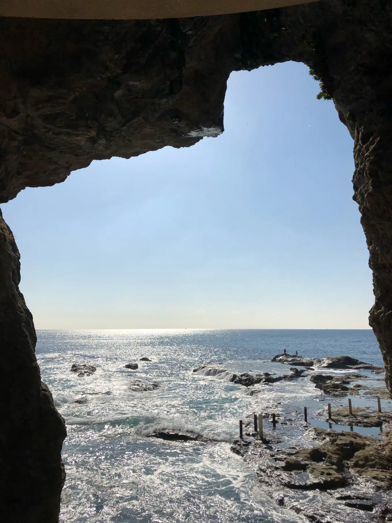 岩屋洞窟から海を臨む
