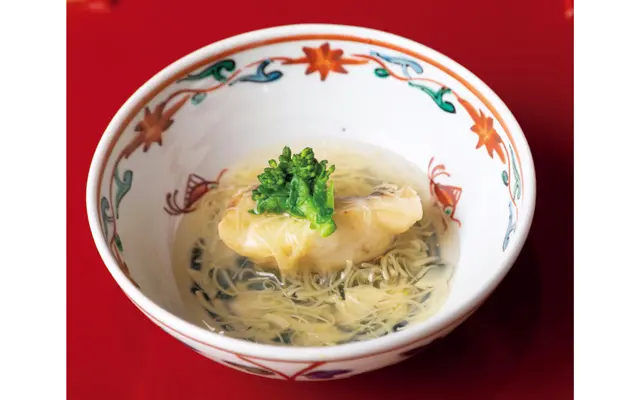 この日の一品料理「桜鯛とよもぎ麩、タケノコのあんかけ」は優しい味わい。￥1,500