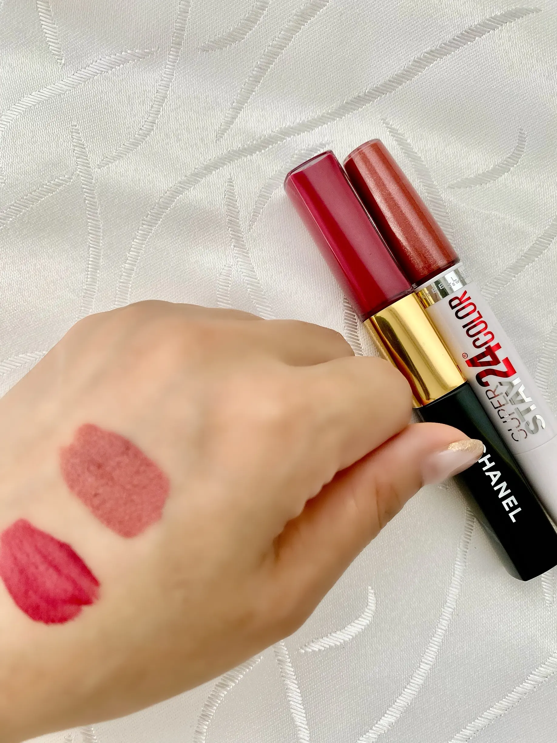 手の甲にCHANELとMAYBELLINEのリキッドリップを塗り比較したスウォッチ写真