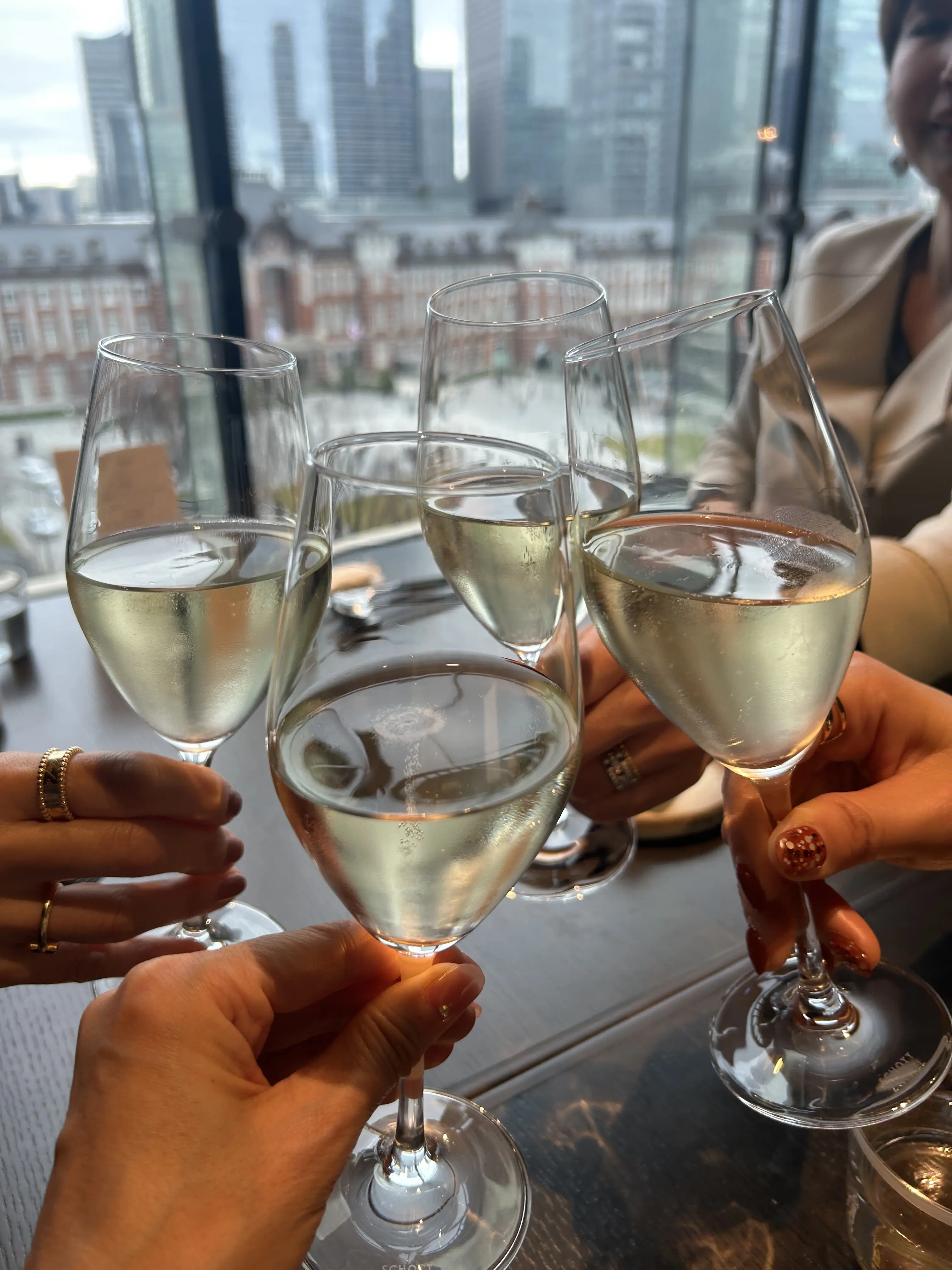 東京駅をバックに乾杯！