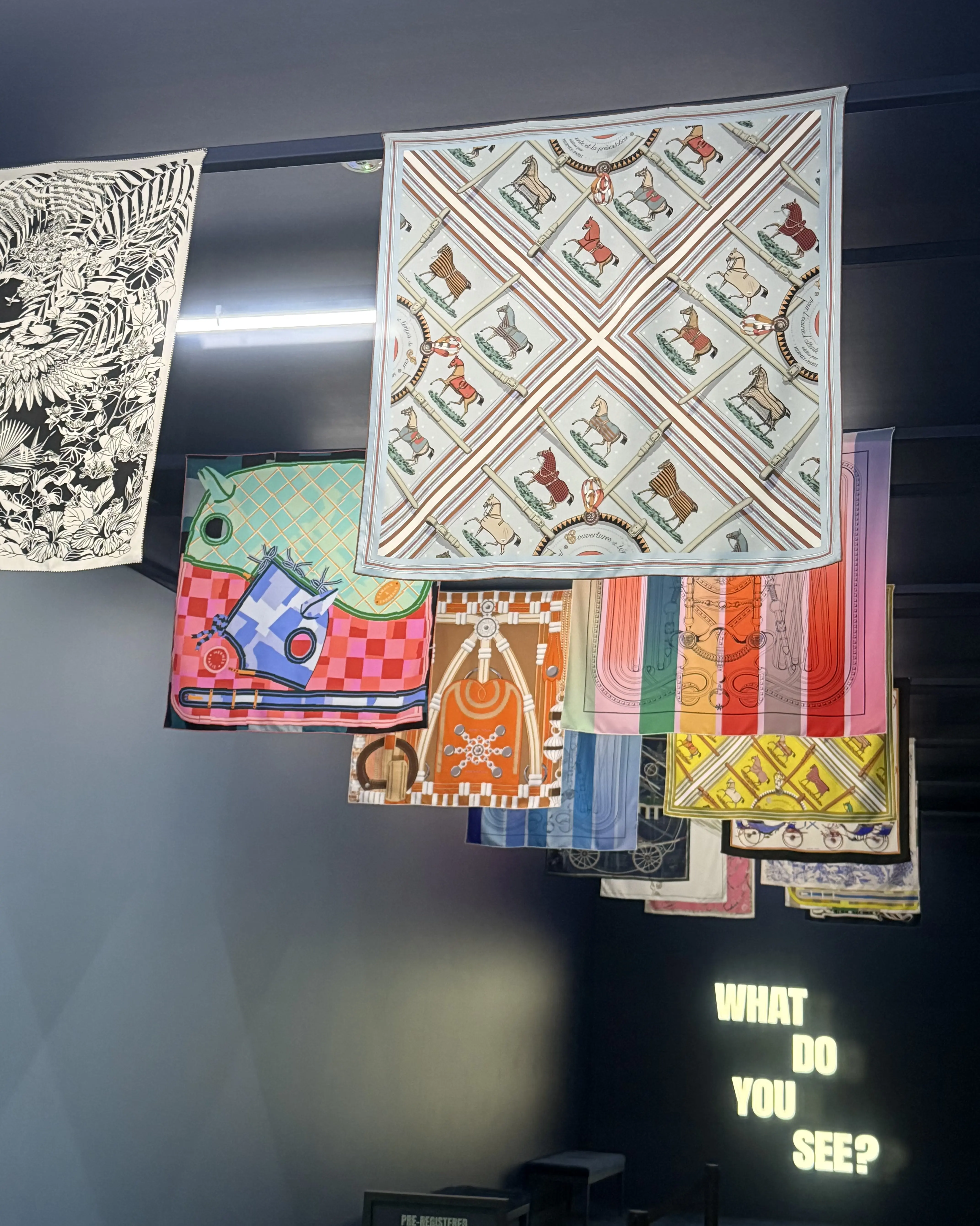 天井からスカーフ