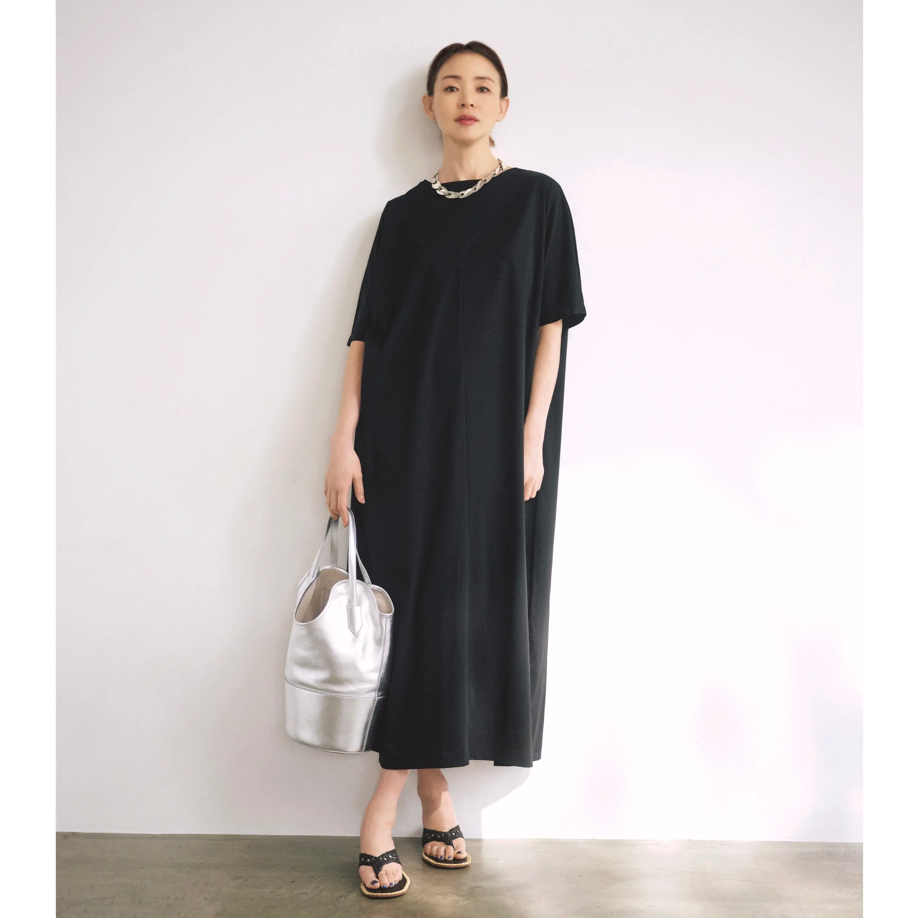 黒ゆるシルエットのTシャツワンピースにシルバーレザーバッグを添えたコーディネート モデル・SHIHO