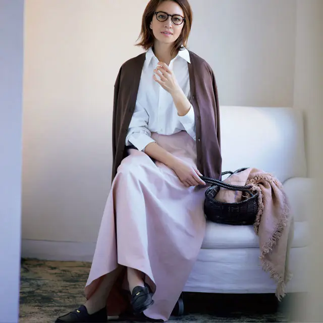 淡いピンクのスカートはトラッドに仕上げて甘さを軽減【かっこよく着  