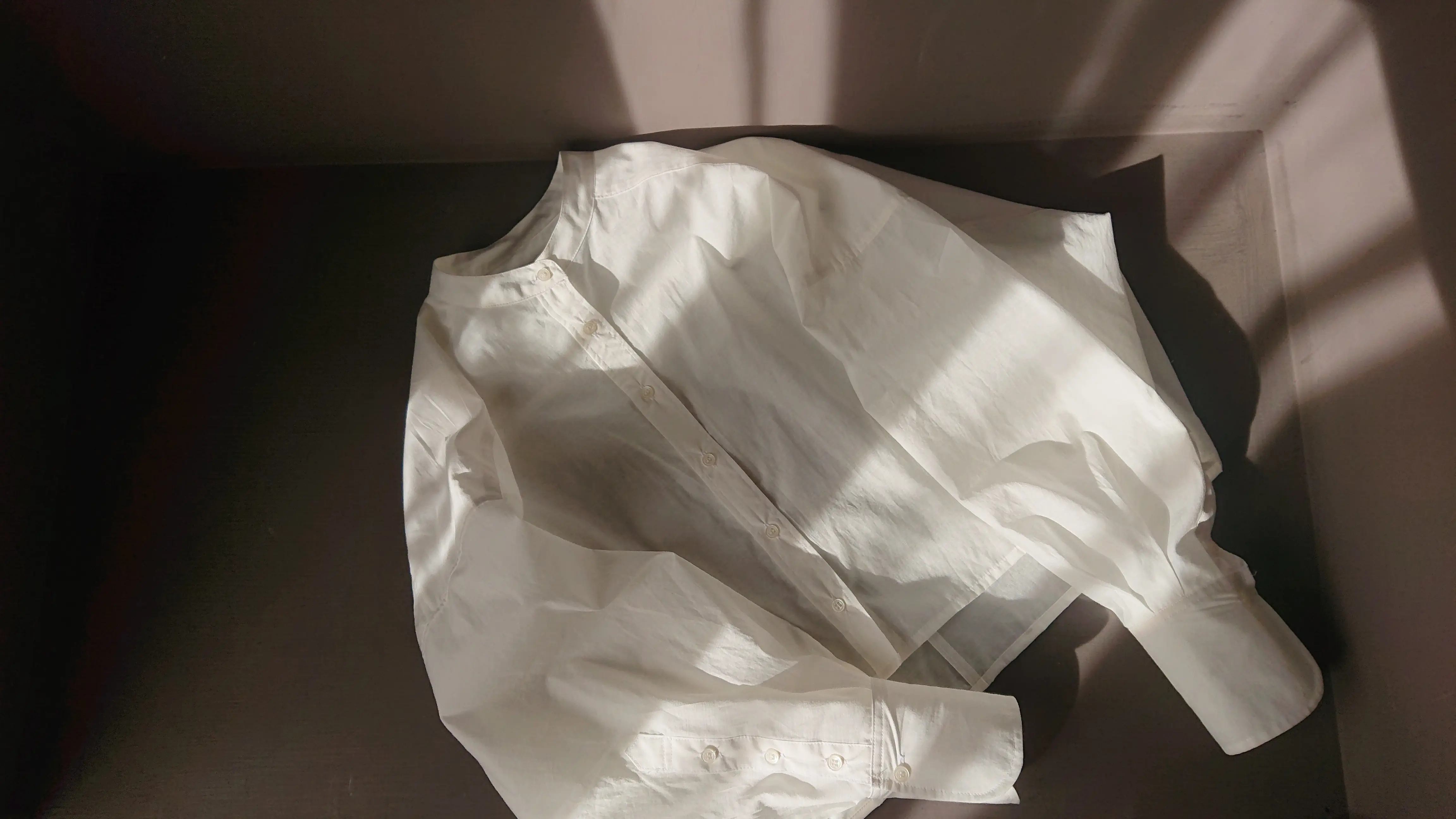 ワールドのオードリーアンドジョンワッドの白いブラウス　丈が短くお袖ぽんわりで透け感が美しい　16,500円