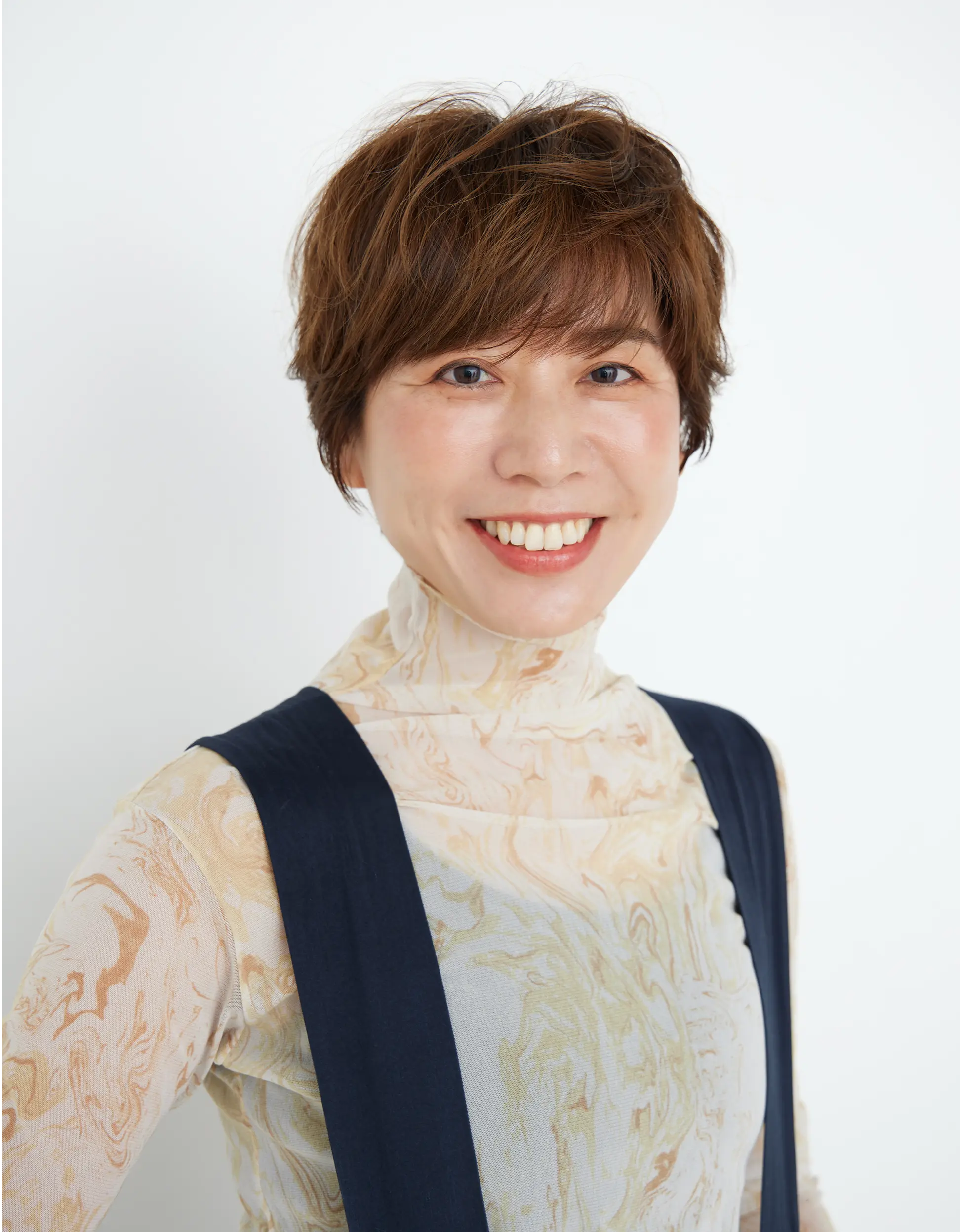 Webエクラ 40代50代 髪型 前から見たふんわりトップとハネ感ショートヘアスタイル