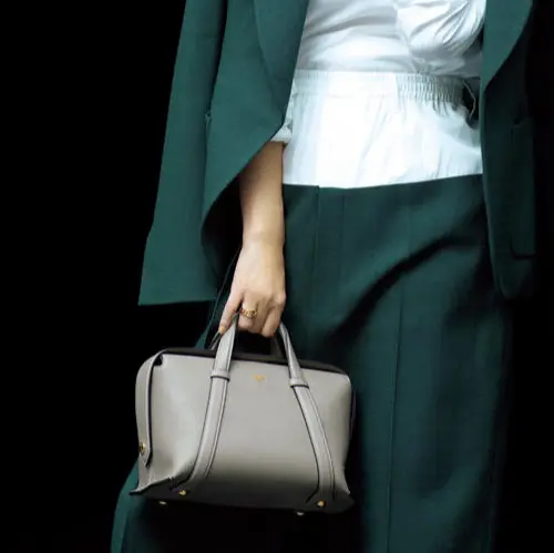 FENDI ホワイト ボストンバッグ 富岡佳子さん リュクスなバッグ】フェンディの新作ボストン