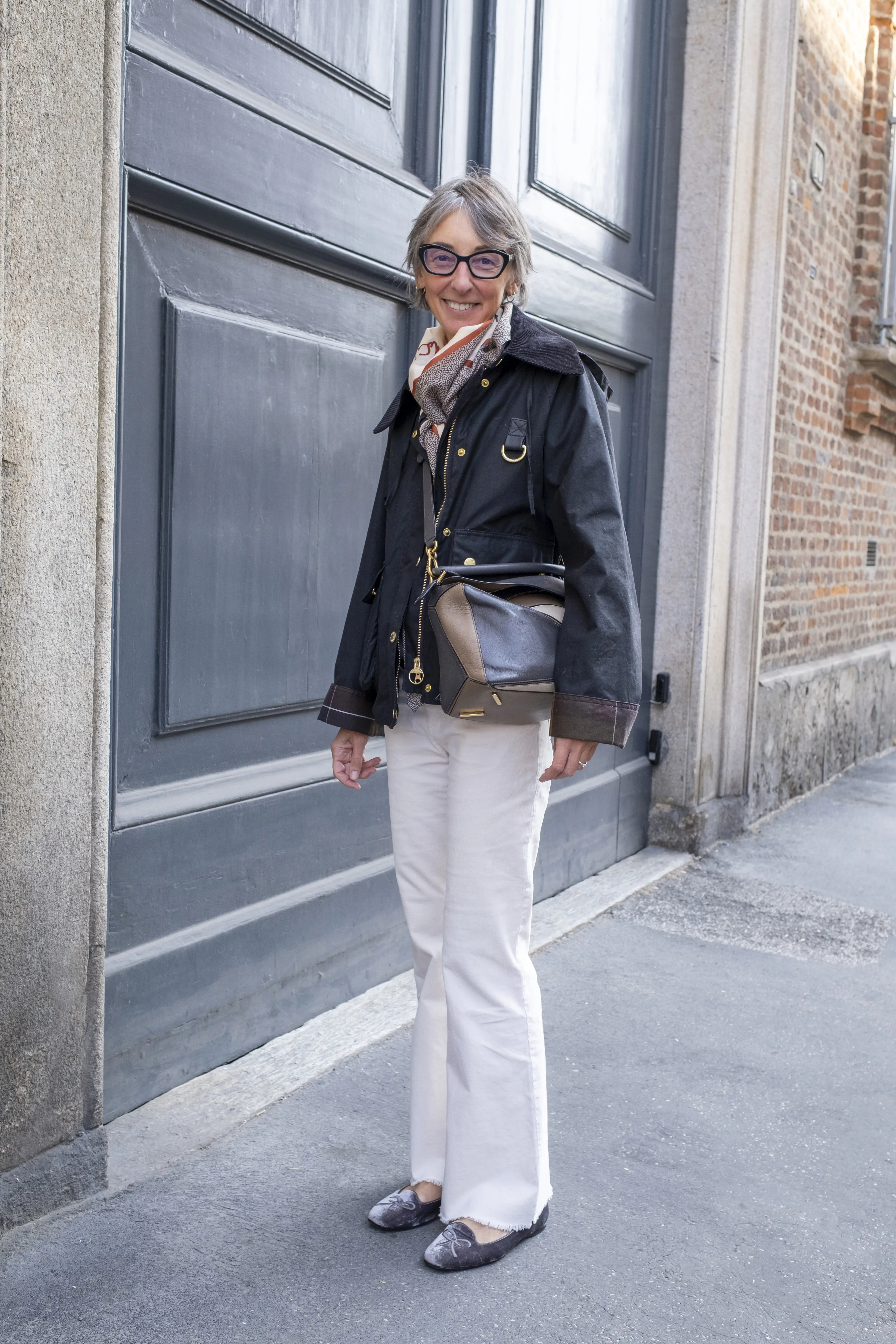 ファッションスナップ　スカーフ　白パンツコーデ