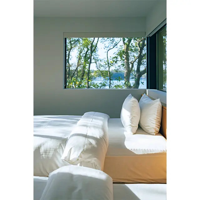 高台に建ち、木 立に囲まれたプライベート感が人 気の客室「MIHARASHI」のベッ ドルーム