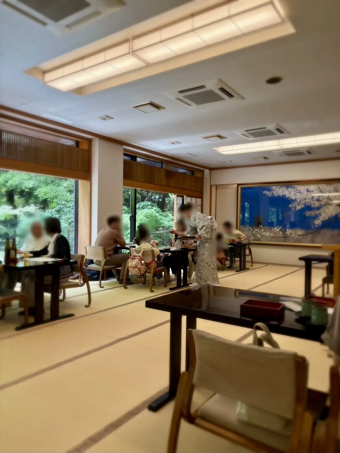伊豆栄 梅川亭の和室店内と着物姿のスタッフ