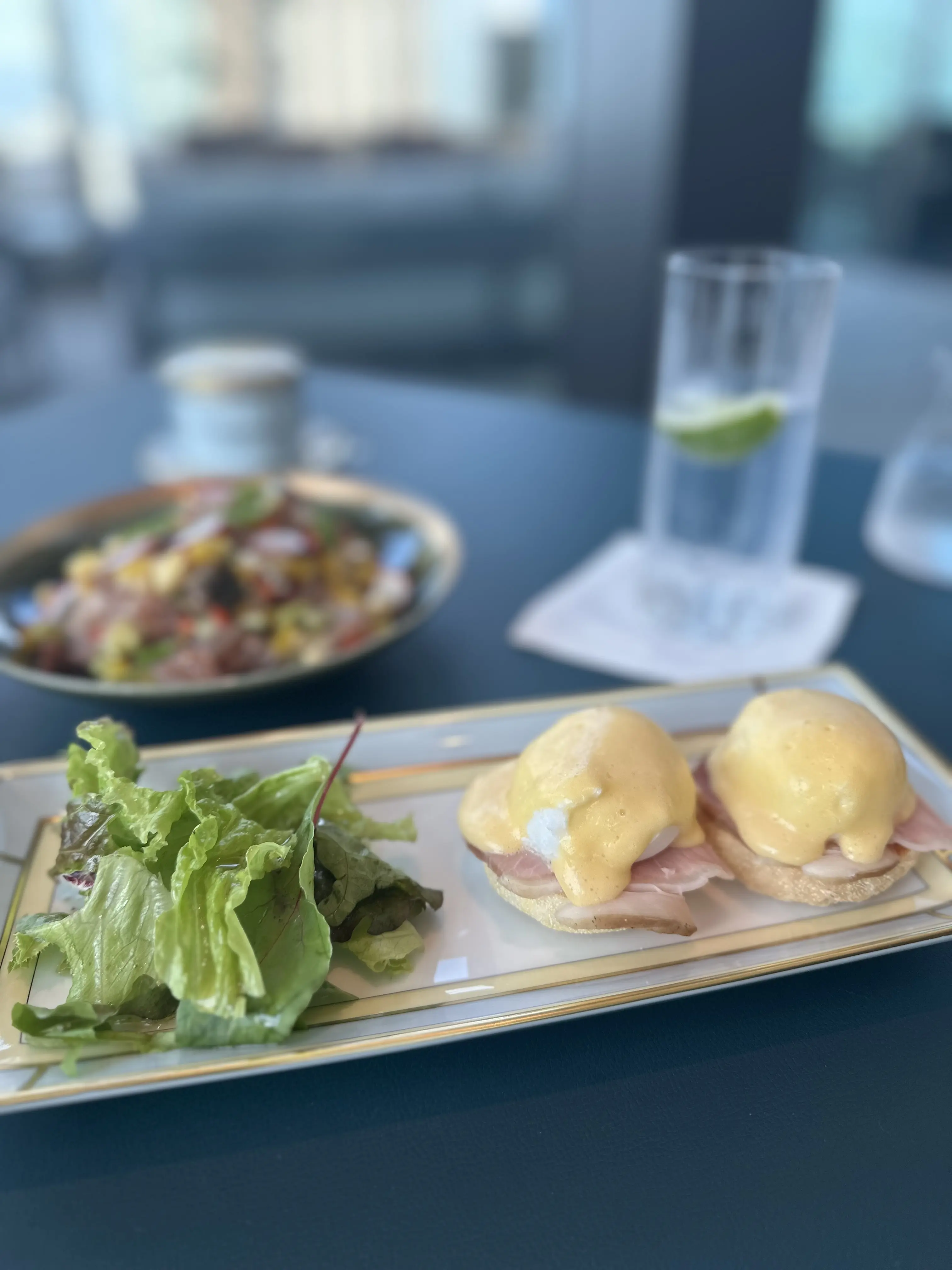 ブラウンプリーツスカートコーデでホテルランチ_1_1