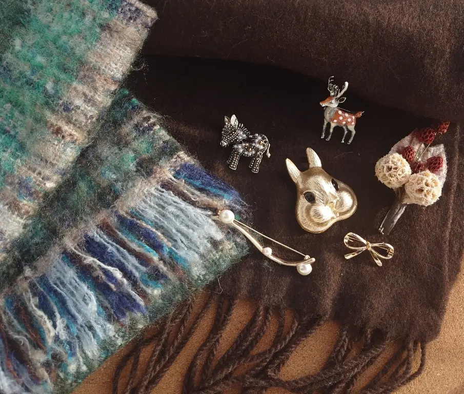 マフラー×2ととブローチ×6