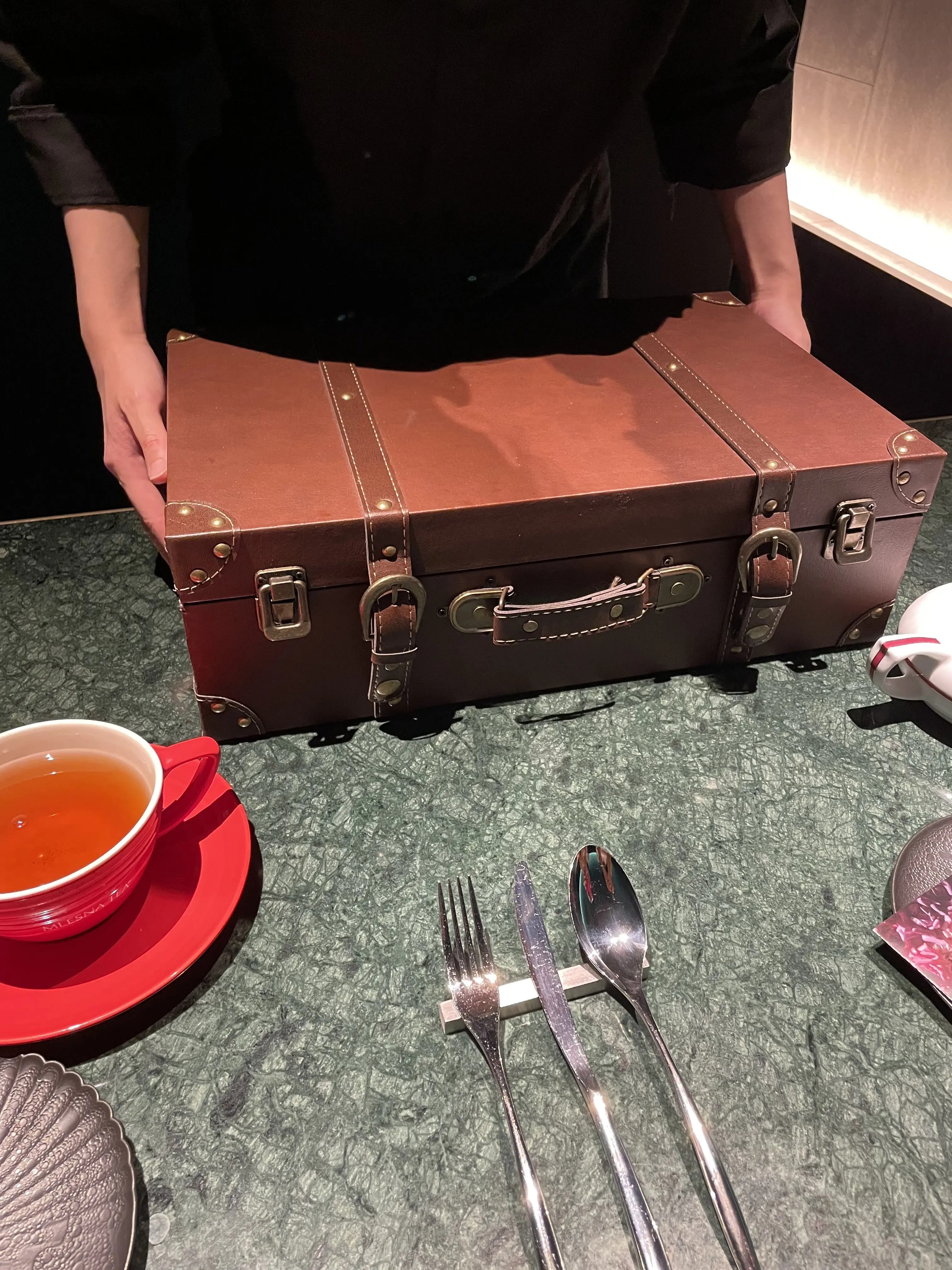 お洒落バー、お洒落カウンター、ムース、金粉、食事、料理、お料理、生クリーム、ババロア、お洒落、お洒落な店内、お洒落スイーツ&amp;バー、間接照明、ケーキ、お洒落照明、Constellation.、SweetscafeBAR、バー、スイーツバー、個室、落ち着く、プロローグ、大理石、大理石テーブル、モダン、ブルーライト、間接照明、エピローグ、幻想的、幻想的、お洒落、スイーツ、ベリー、ケーキ、スイーツ&amp;バー、薔薇、フラワーアレンジ、ケーキ、スイーツ、マカロン、ライチ、ベリー、キイチゴ、木苺、薔薇、花びら、お洒落、セイボリー、トランク型アフタヌーンティー、こし、モダン、モダンな店内、お洒落店内、お洒落カフェ、お洒落バー、お洒落スイーツ、トランクアフタヌーンティー、トランク型スペシャルコース、トップス、スカート、フラットシューズ、ロングヘア、シルバーパンプス、シルバーシューズ、シューズ、カウンター、バーカウンター、バー、幻想的、いい雰囲気、お洒落、お洒落な店内、店内、お洒落な内装、お洒落バー、お洒落なバー、お洒落カウンター、お洒落バーカウンター、お洒落ライト、お洒落照明、お洒落な照明、ピンクスカート、ピンクロングスカート、ピンクマキシスカート、白いトップス、白ニット、サマーニット、白サマーニット、tops、NANO universe 、skirt、MID&#039;OR 、flat shoes、アフタヌーンティー、薔薇、ローズ、ローズアフタヌーンティー、薔薇アフタヌーンティー、スイーツ、隠れ家、スイーツ&amp;バー、横浜、横浜アフタヌーンティー、横浜グルメ、グルメ、横浜スイーツ、横浜カフェ、カフェ、スイーツ、トランク、カップ、カップ&amp;ソーサー、ポット、オリジナルブレンドティー、トランク型アフタヌーンティー、こし、モダン、モダンな店内、お洒落店内、お洒落カフェ、お洒落バー、お洒落スイーツ、トランクアフタヌーンティー、トランク型スペシャルコース、トップス、スカート、フラットシューズ、ロングヘア、シルバーパンプス、シルバーシューズ、シューズ、カウンター、バーカウンター、バー、幻想的、いい雰囲気、お洒落、お洒落な店内、店内、お洒落な内装、お洒落バー、お洒落なバー、お洒落カウンター、お洒落バーカウンター、お洒落ライト、お洒落照明、お洒落な照明、ピンクスカート、ピンクロングスカート、ピンクマキシスカート、白い