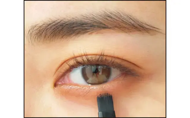 締めるのはインラインとマスカラのみだが、オレンジシャドウで目もとを囲むことで、ヘルシーに目力がアップ。