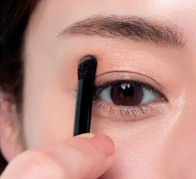 自然に目の立体感をきわだたせる2ステップ