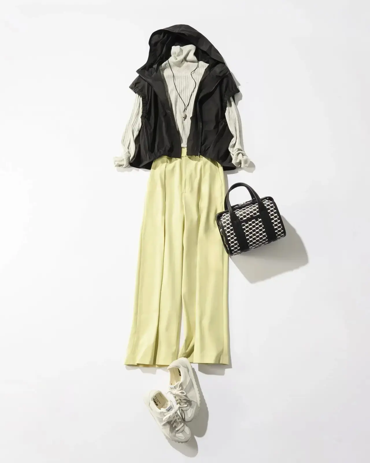 街歩きや旅行など、よく歩く日には動きやすさと品のよさを兼ね備えたスタイルが理想。