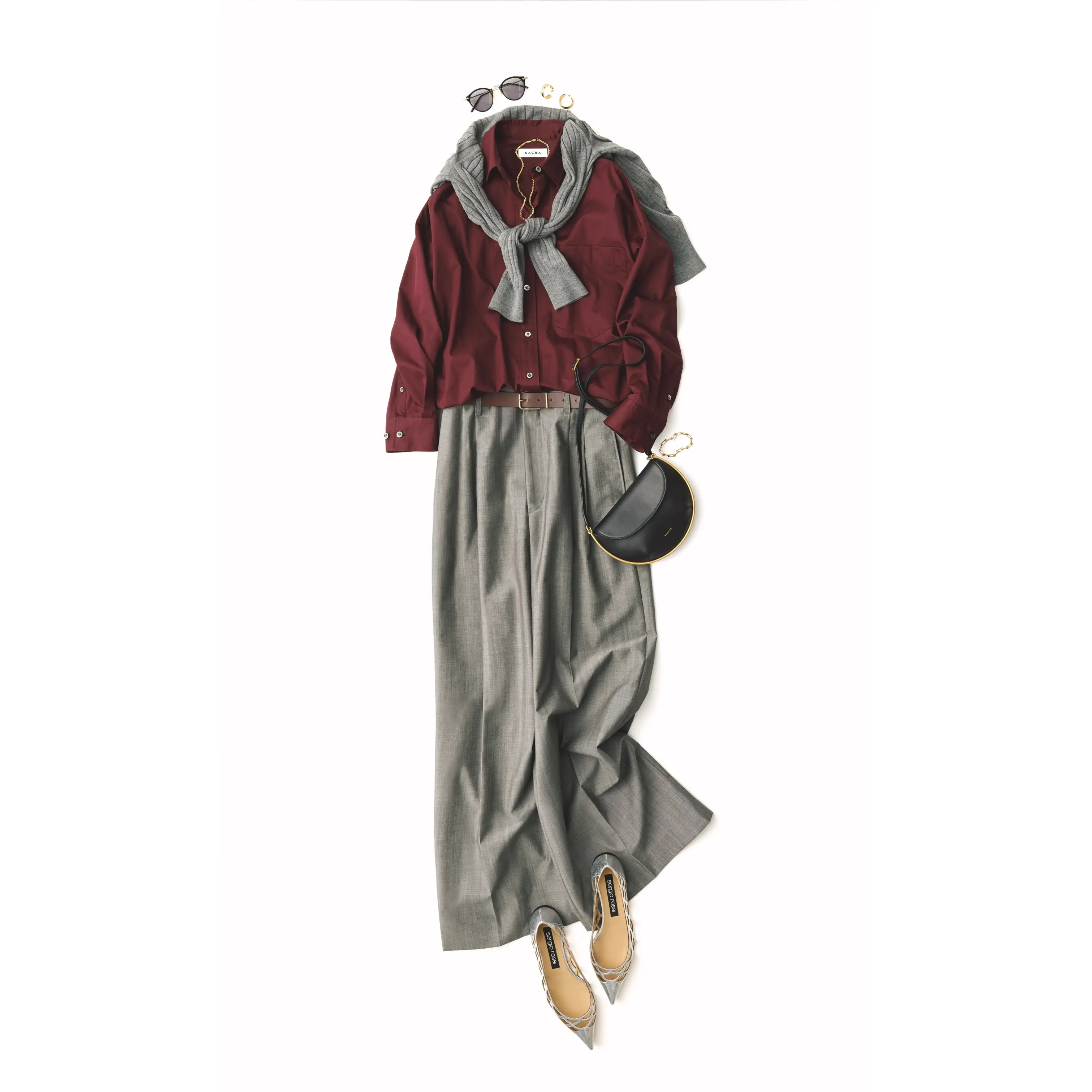 ボルドーシャツにグレーニットカーデを肩がけし、グレーワイドパンツを合わせたコーディネート