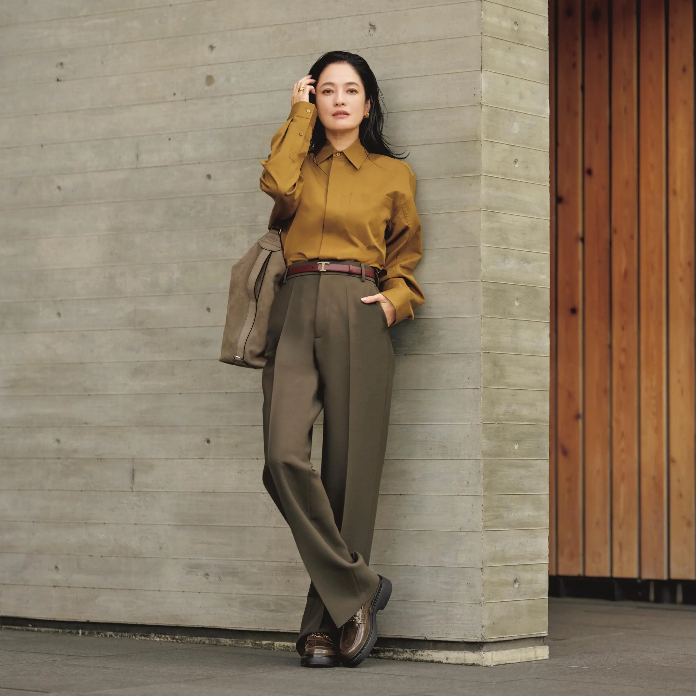 ブラウンやキャメルのコクのある色を重ねた装いで深まる秋を感じさせて