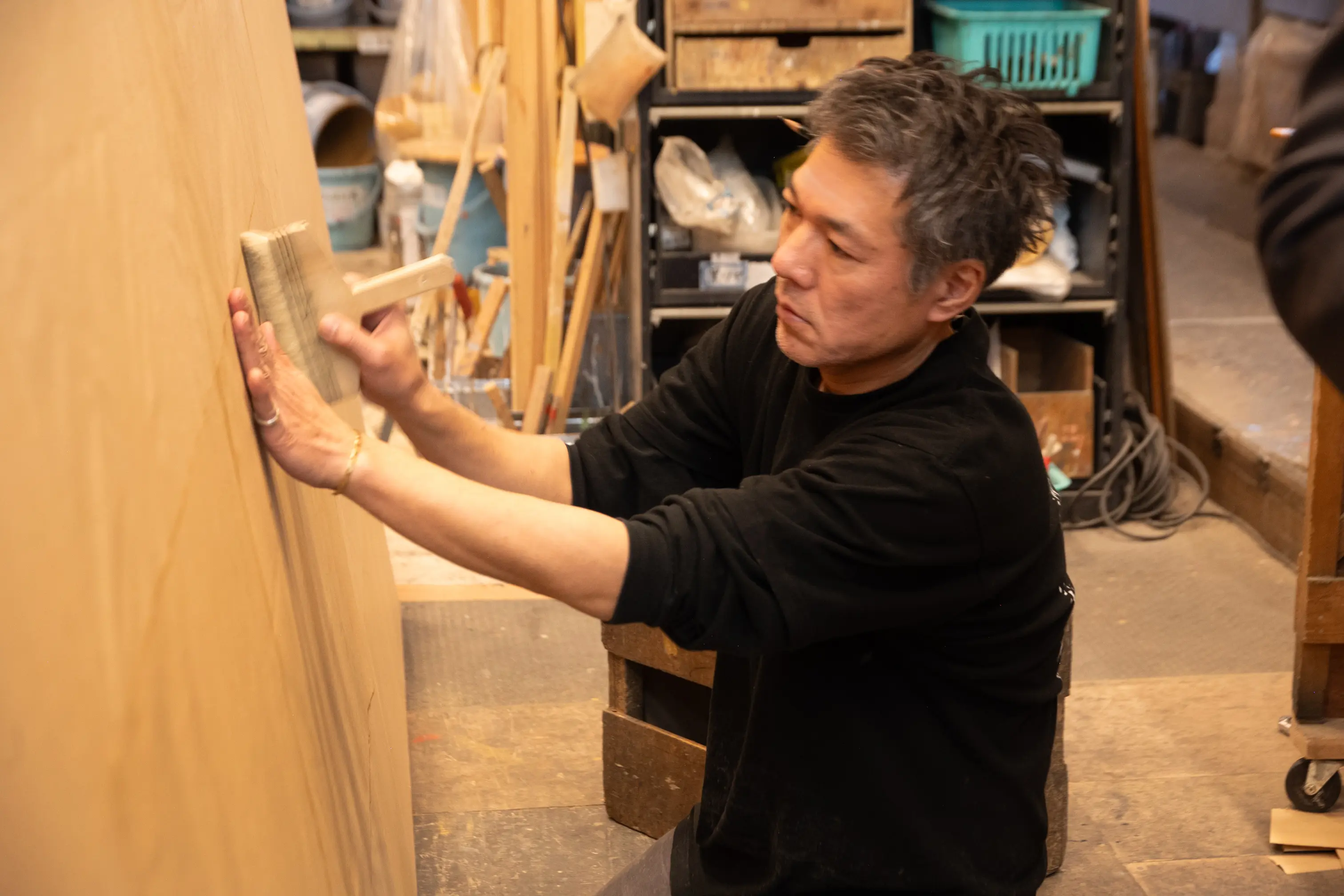 何枚もの紙を、ひとつひとつていねいにはっていく