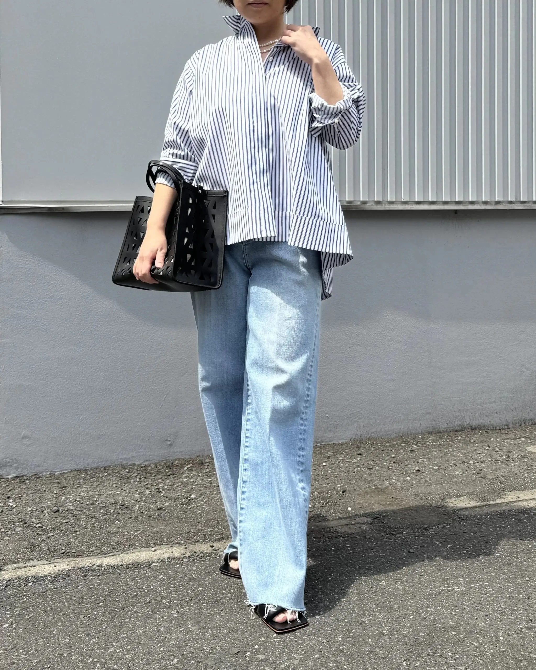 立体的シルエットで50代を美しく見せる「drawell のバックフレアシャツ」_1_2