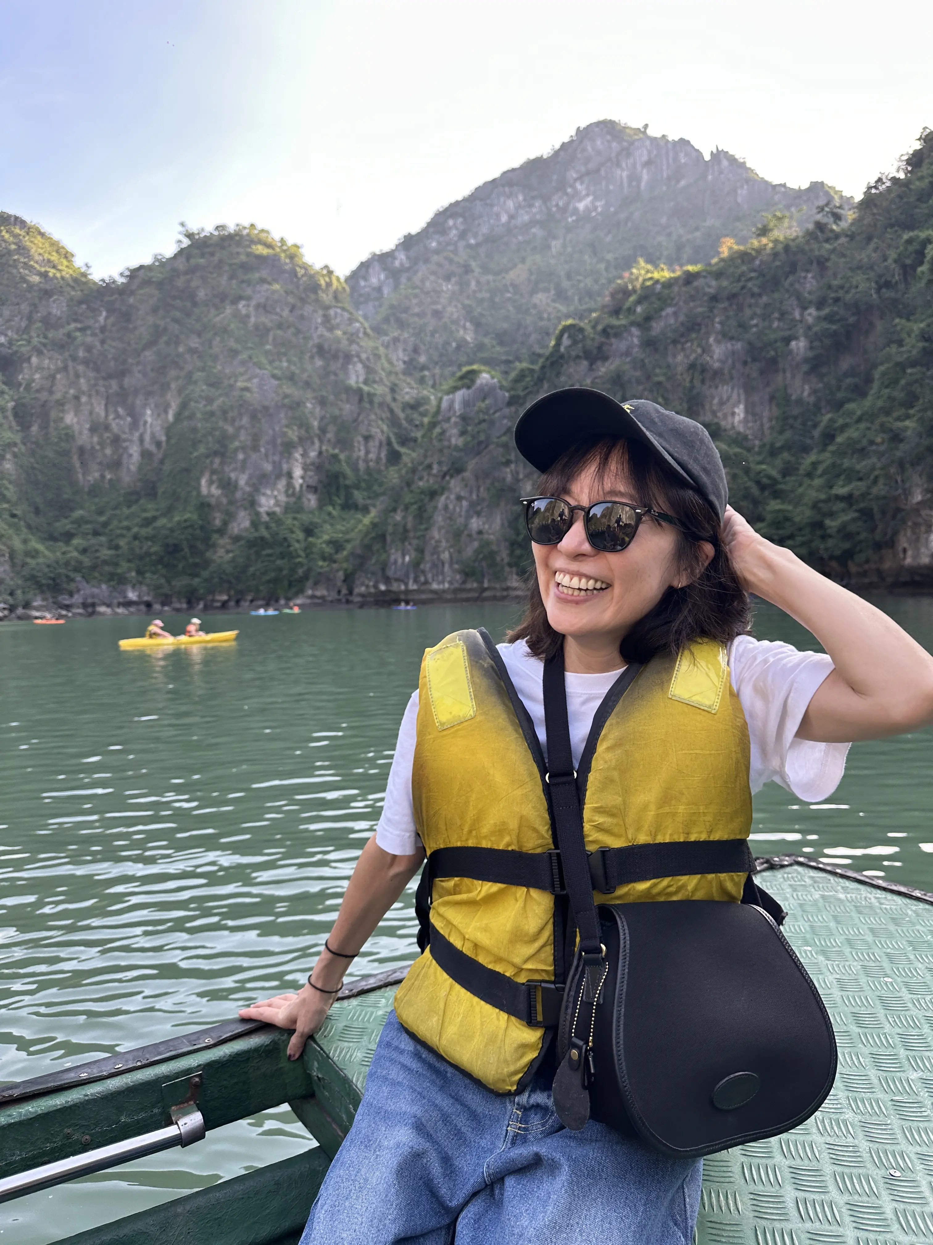 ハロン湾　手漕ぎ船　カヤック　奇岩　ベトナム