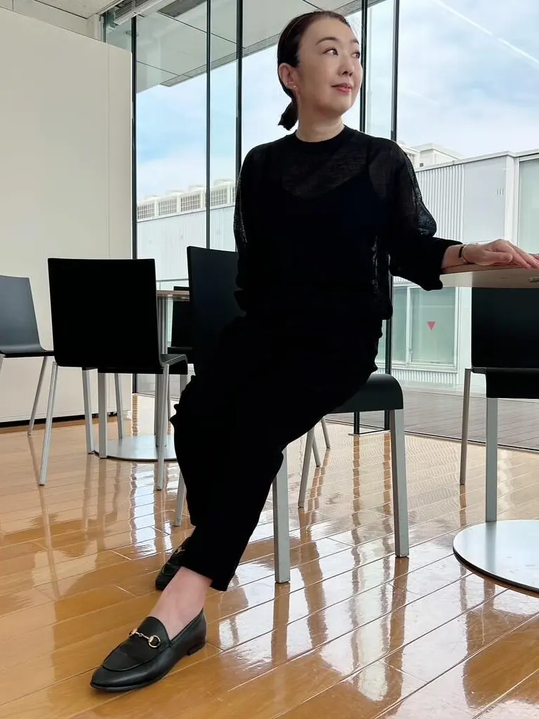 ベルメゾン 座(tHE)パンツ・黒をはいて座っているところ