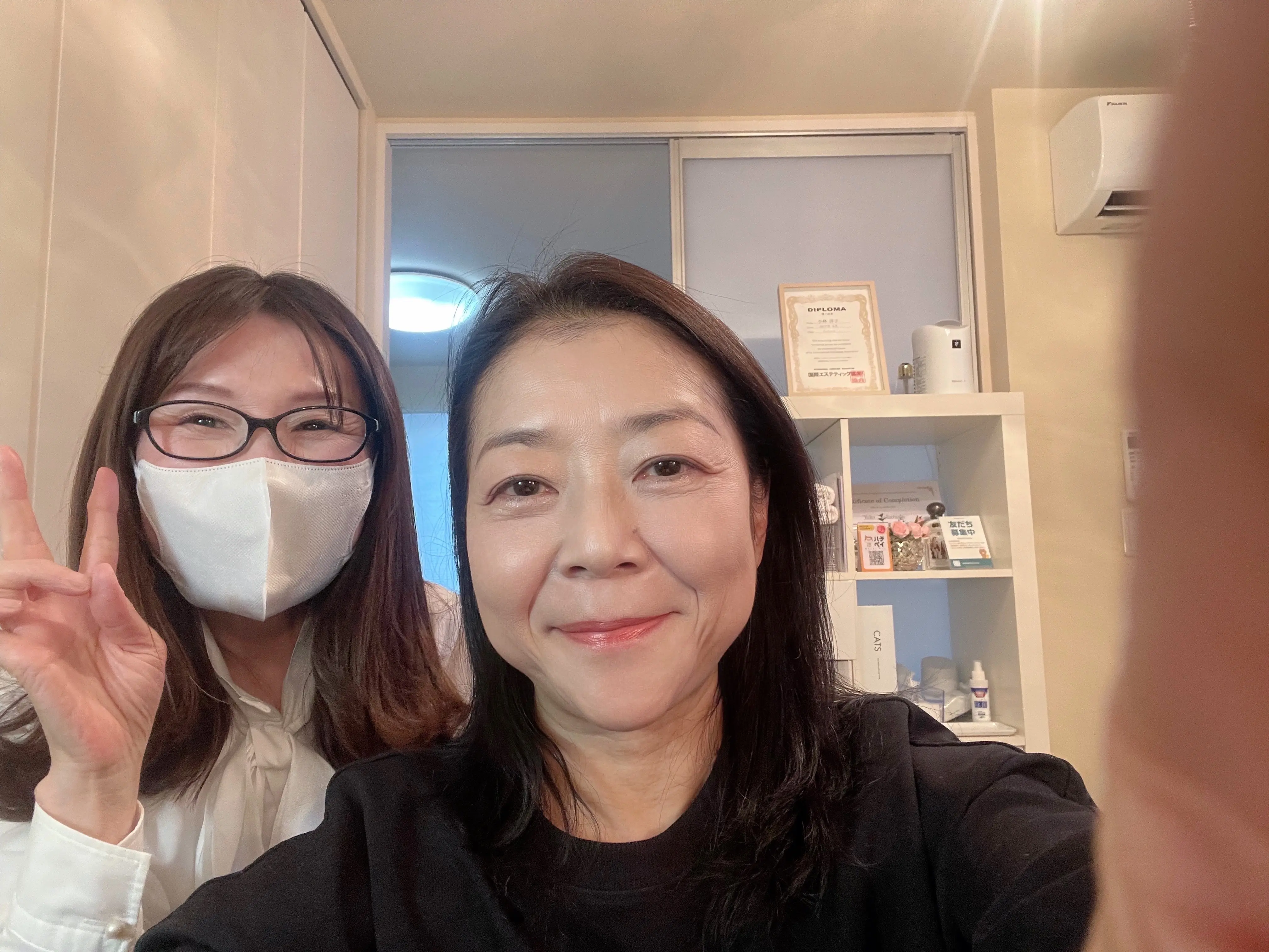 嬉しすぎてニカっと笑いすぎ。ちなみに洋子先生のお肌は本当に乳白色の綺麗なお肌です。