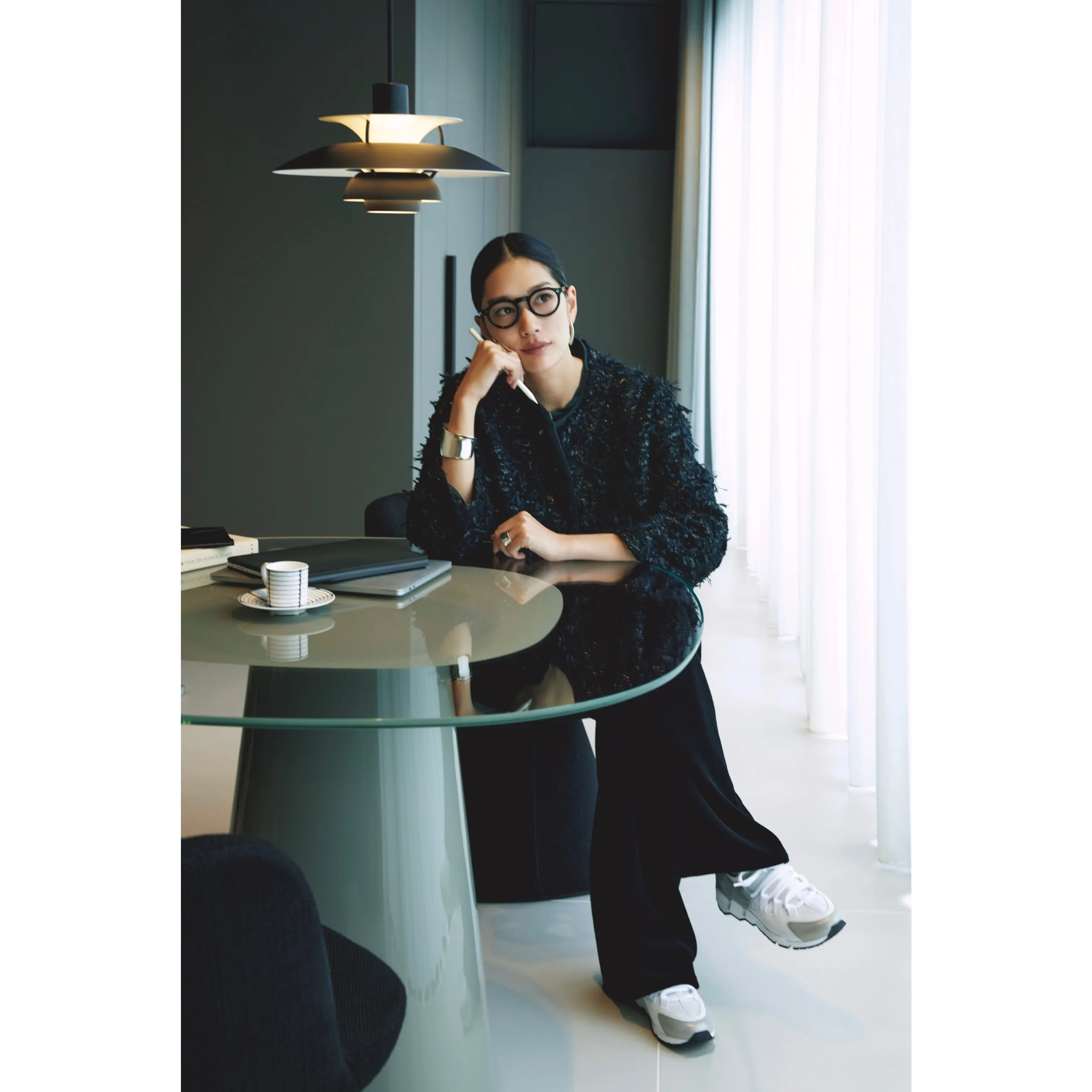 黒ツイードジャケットに黒パンツを合わせたコーディネート　モデル・大塚まゆか